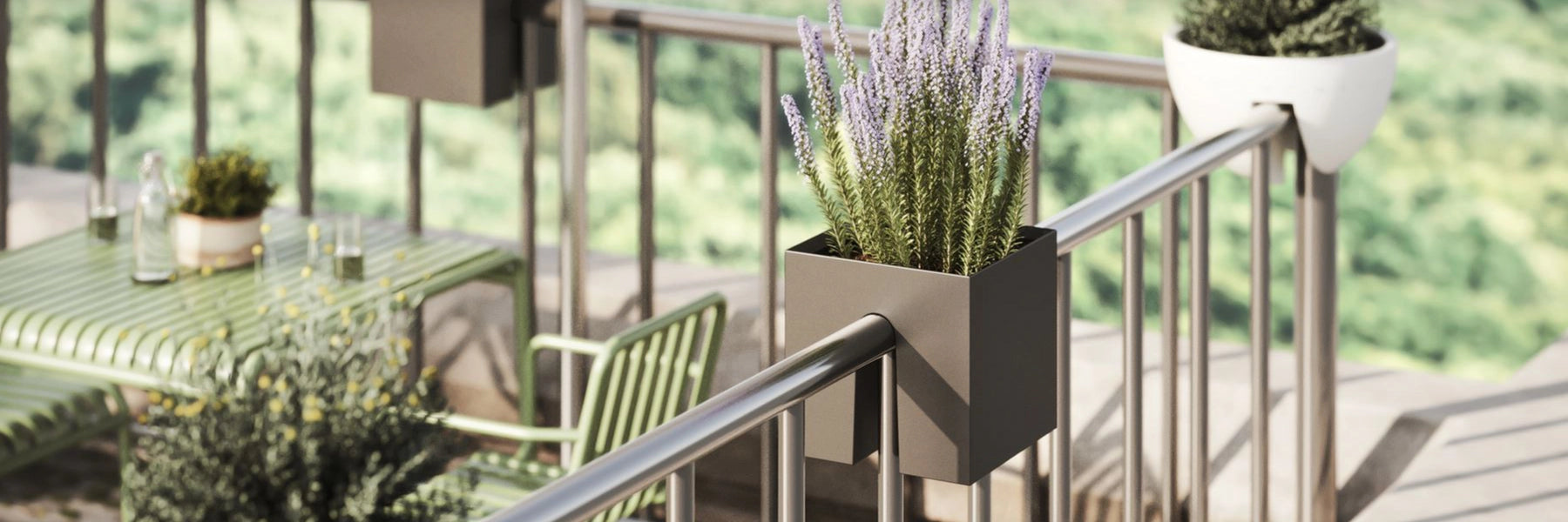 Ein stilvoller Balkon verfügt über moderne Pflanzgefäße mit Lavendel und Grünpflanzen, gepaart mit einem grün gestreiften Tisch und Stühlen vor einer üppigen Kulisse.