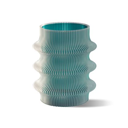 Eine moderne Vase mit wellenförmiger Textur in durchscheinendem Aquamarin und klaren Tönen mit einem einzigartigen skulpturalen Design.