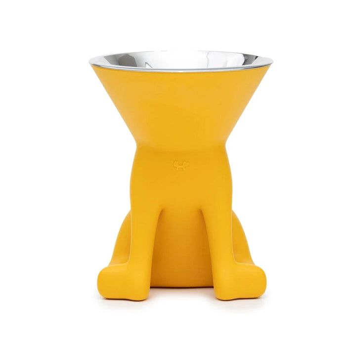 Ein verspielter gelber Futternapf für Haustiere mit konischer Form und Aluschale, der einem sitzenden Hund nachempfunden ist.