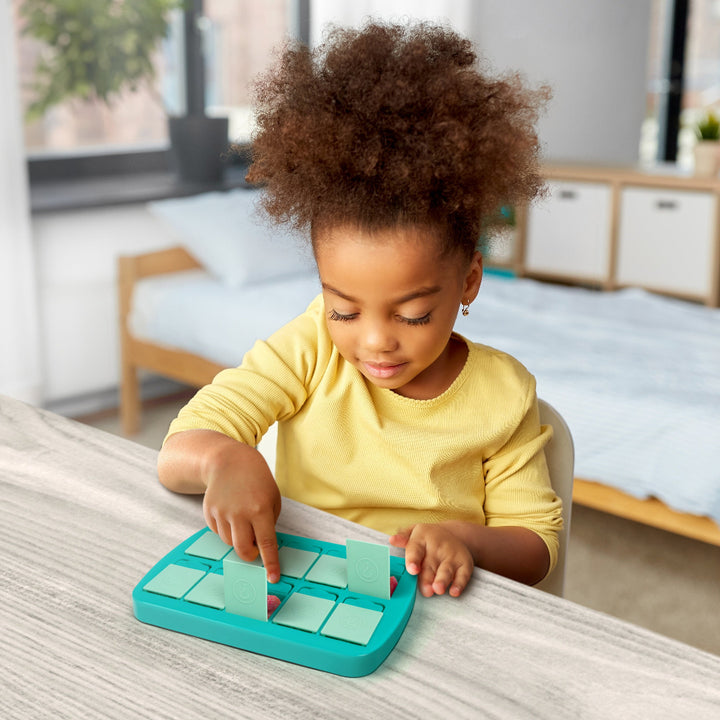 mädchen öffnet kinder memory snack jausenbox 