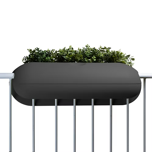 Ein moderner, schwarzer Geländerpflanzkasten, gefüllt mit üppigem Grün, der zum Aufhängen über einem Balkon oder Zaun dient.