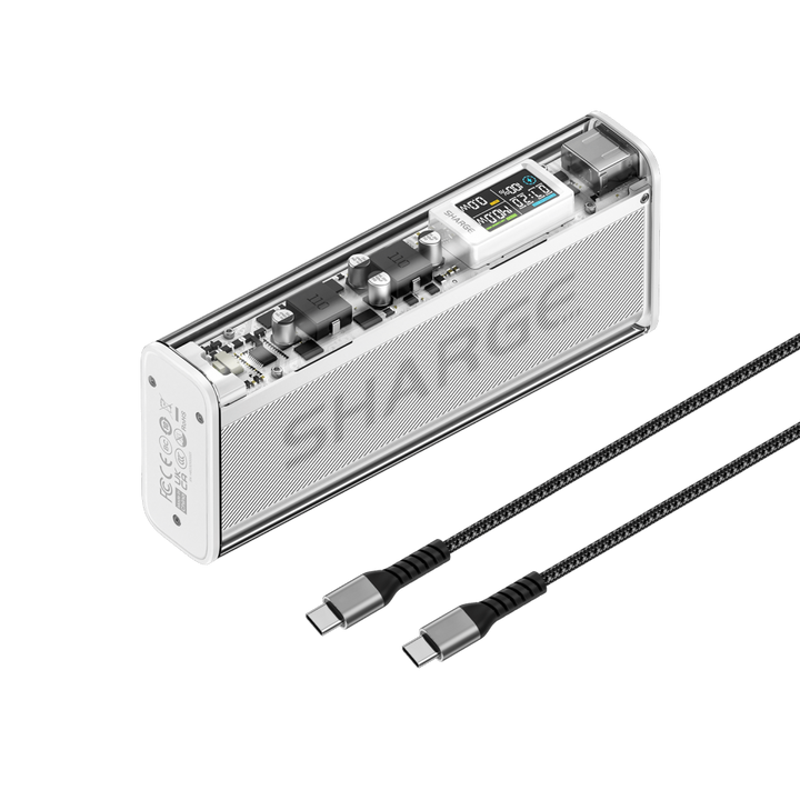 Ein elegantes, modernes tragbares Ladegerät mit Digitalanzeige und zwei USB-C-Kabeln, das die internen Komponenten und die Marke präsentiert.