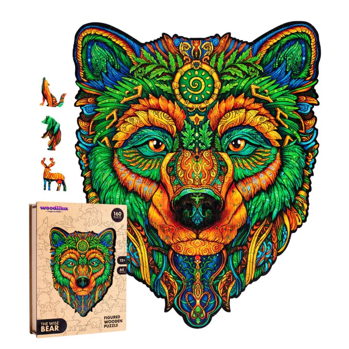 Ein lebendiges, farbenfrohes Puzzleteil aus Holz in Bärenform, umgeben von kleineren Tierteilen und einer dekorativen Schachtel mit der Aufschrift „Der weise Bär“.